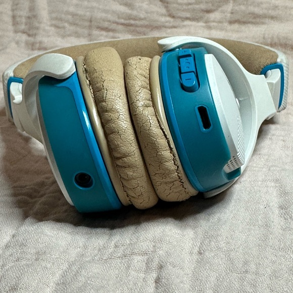 BOSE WHITE SOUNDLINK ON-EAR BLUETOOTH WIRELESS HEADPHONES - Picture 11 of 14